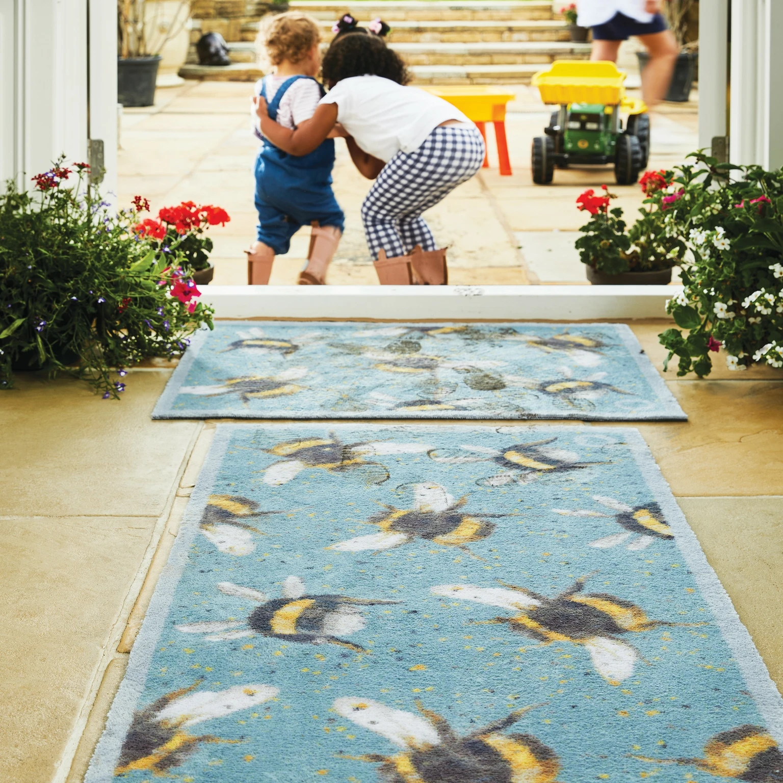 Bee Rug Runner Hug Rug Bee Runner - Cowell's Garden Centre | Woolsington