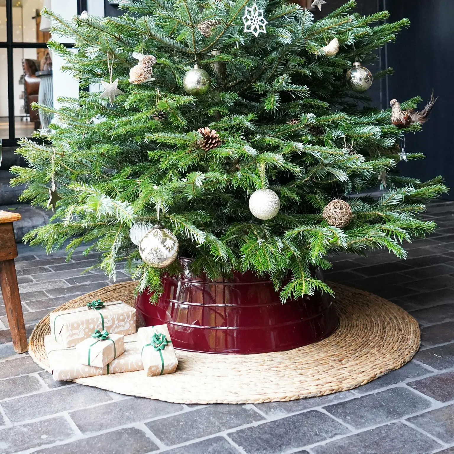Metallic tree skirt outlet