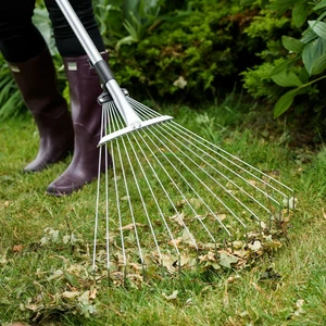 Kent & Stowe Expanding Leaf Rake