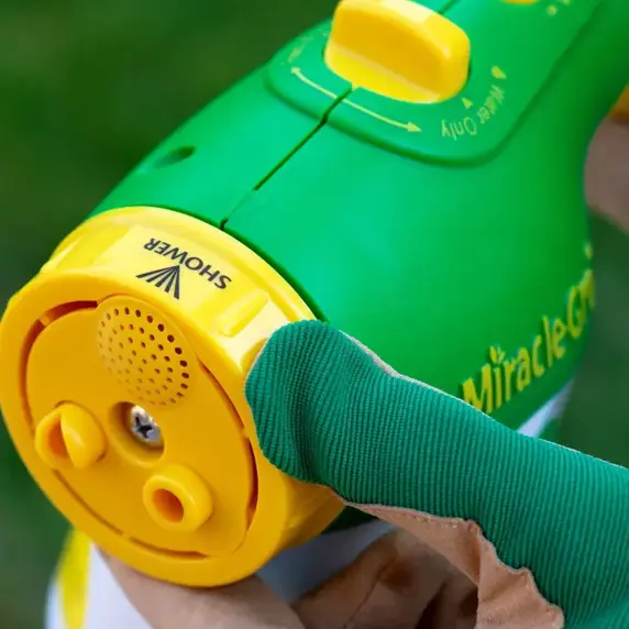 Miracle-Gro Spray Feeder - image 2